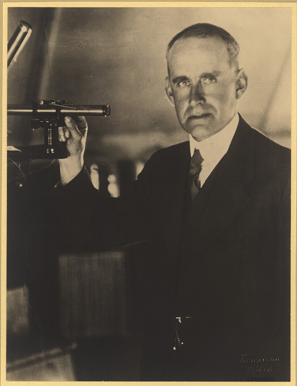 El Revolucionario Primer Libro de Eddington: Un Hito en la Astronomía del Siglo XX