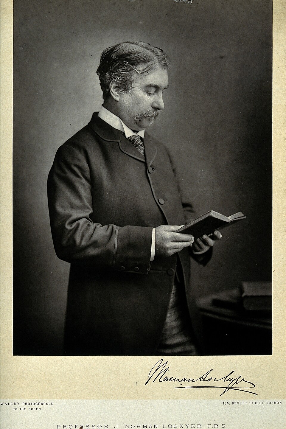 Un chef-d'œuvre de l'astronomie solaire : Les Contributions to Solar Physics de Lockyer (1874)